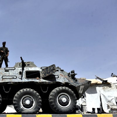 Jemeniläinen sotilas vartioi Sanaassa.