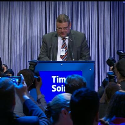 Timo Soini Perussuomalaisten vaalivalvojaisissa.