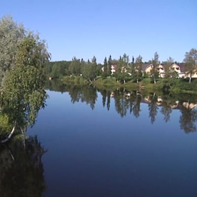 Kuvassa Lapuanjoki ja vasemmalla Juthbackan markkina-alue Uudessakaarlepyssä