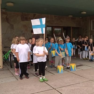 Lapsia rivissä koulun pihalla.
