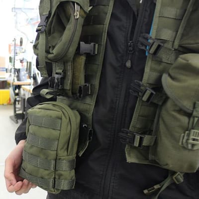 Tst-liiviin voidaan kiinnittää monenlaisia lisukkeita eri aselajien tarpeisiin.