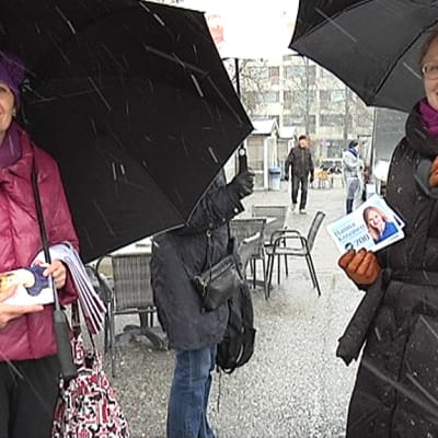 Anneli Jäätteenmäki Hanna Kosonen Lappeenrannan torilla.