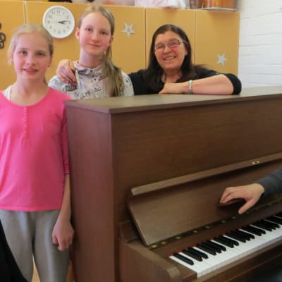 Emma Raikisto, Martta Vesa, Pauliina Leminen, kuoronjohtaja Leena Astikainen ja pianisti Ilkka Vesioja.