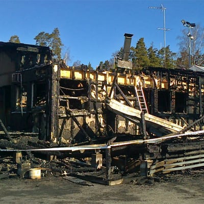 Porslahden venekerhon rakennus hiiltyneenä palon jäljiltä.