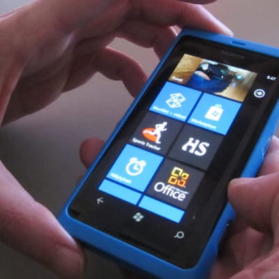 Kuvassa Nokian Lumia 800