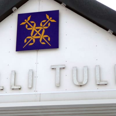 Tullin nimikyltti ja tuotemerkki talon seinässä.