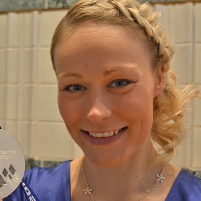 Anne Kyllönen olympiahopeamitalin kanssa.