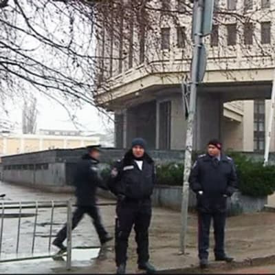 Poliisit partioivat paikallishallinnon rakennuksen edustalla Krimin niemimaalla Simferpolissa torstaina.