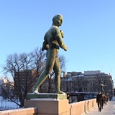 Hämeensillan patsas Eränkävijä.