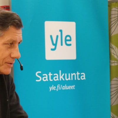 Veli-Pekka Ketola istuu radiostudiossa haastattelussa