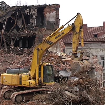 Vanhaa rakennusta puretaan Viipurissa.