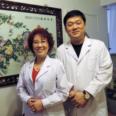Akupunktiolääkäri Yugin Qiu ja poikansa Han Lei