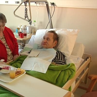 Aino Aaltonen syöttää Rauni Aaltosta Kokkolassa Ventuksen osastolla Honkaharjun palvelukeskuksessa.