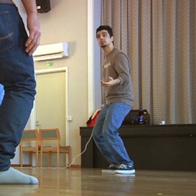 Hozan Omar näyttää mallia oppilaille tanssiaskelissa