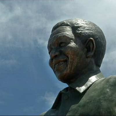 Nelson Mandelaa esittävä patsas.