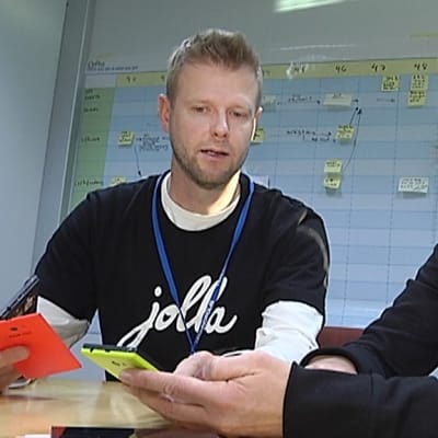 Tuoteryhmän vetäjä Jouni Mikkonen ja tuotepäällikkö Annika Hautamäki tutkailevat Jolla-puhelimia