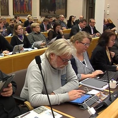 Oulun kaupunginvaltuuston ensimmäinen budjettikokous veti salin täyteen.