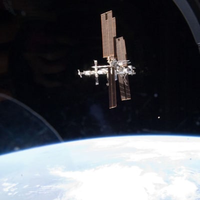 Kansainvälinen avaruusasema avaruussukkula Atlantikselta nähtynä.