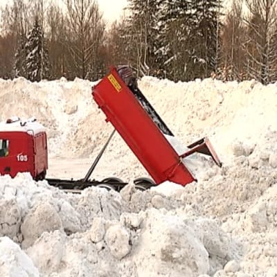 Helsinki tuskailee lumensäilytyksen kanssa.