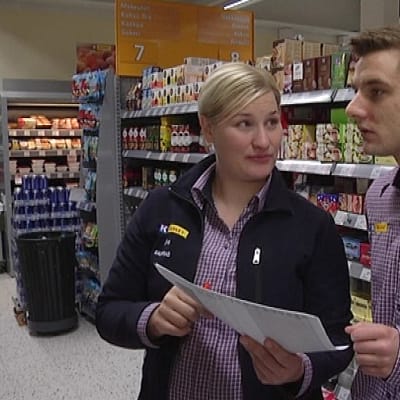 Kauppias Elna Jokinen ja merkonomiopiskelija Joni Lehtinen.