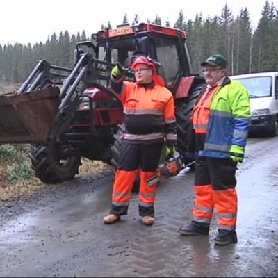 Tero Karjalainen ja Esa Suomalainen traktorin vieressä.