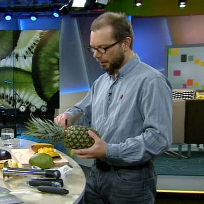 Janne Tarmio näyttää kuinka ananas leikataan.