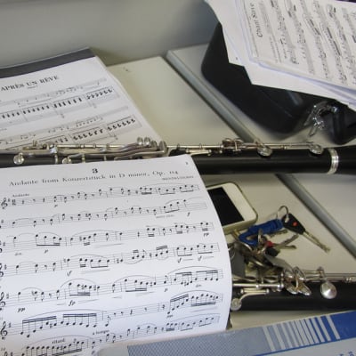 Kuvassa klarinetteja pöydällä ja nuotteja