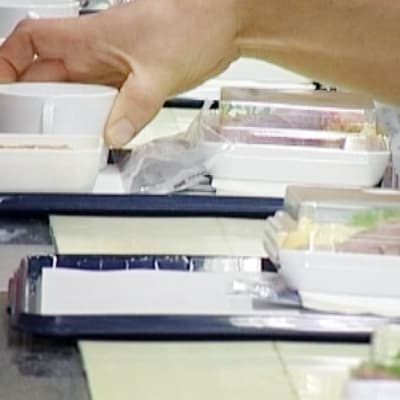 Lentokoneissa tarjottavia ruoka-annoksia valmistettiin Finnair Cateringin tuotantotiloissa.