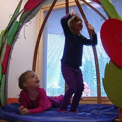 Helmi Ala-Nisula ja Fanni Rintala rakentavat majaa uuden päiväkodin sisätiloihin.