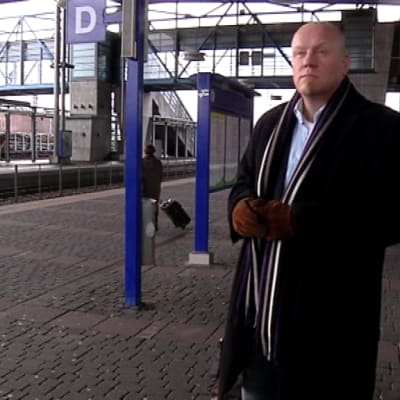 Pekka Puukko rautatieasemalla.
