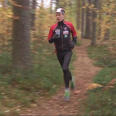 Kalevan Rastin suunnistaja Simo-Pekka Fincke juoksee syksyisessä metsässä.