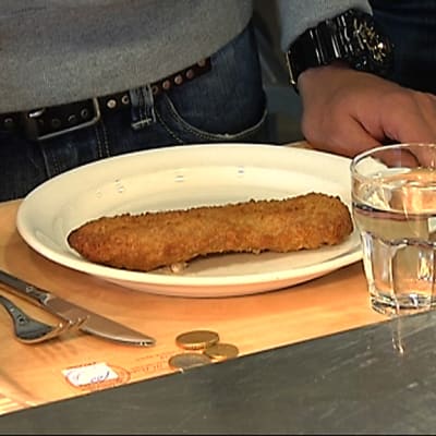 Opiskelijan lautasella yksi kalapihvi