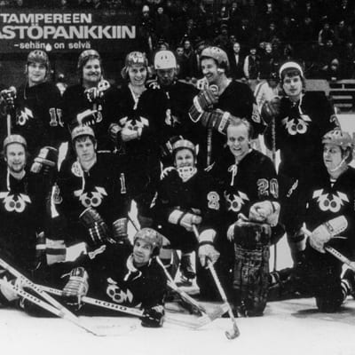 Raittius- ja urheiluseura Zoom maaliskuussa 1974 Tampereen jäähallissa hyväntekeväisyysottelussa.