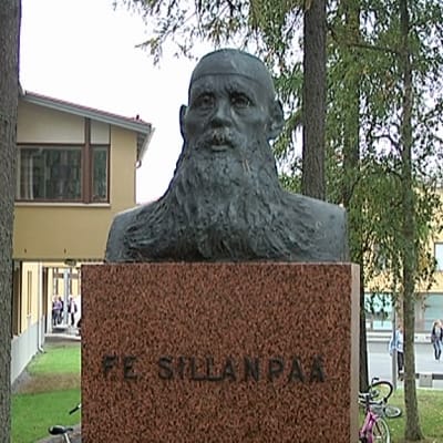 F.E. Sillanpään patsas.