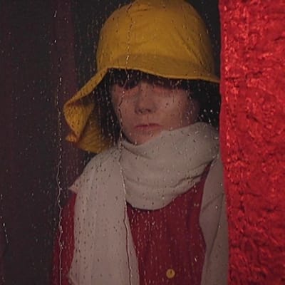 Osa Jarno Vesalan tilataideteoksesta, jossa tytöksi puettu nukke katsoo ikkunasta.