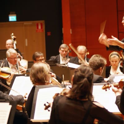 Okko Kamu johtaa sinfoniaorkesteria Lahdessa.