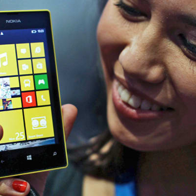 Messuesittelijä pitelee Lumia 520-puhelinta.