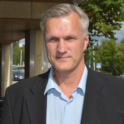 Jouni Putkonen kesäisellä kadulla Kajaanissa.