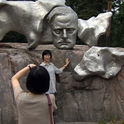 Japanilaisturistit Sibelius-monumentilla.