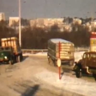 Liikennettä Oulussa Tuiran silloilla vuonna 1957.