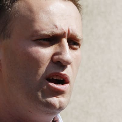 Venäläinen oppositiojohtaja Aleksei Navalnyi saapui tutkintakomitean kuultavaksi Moskovassa 30. heinäkuuta 2012.