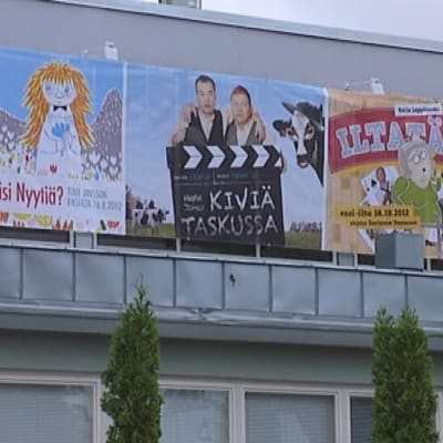 Tulevien ensi-iltojen mainoksia Rauman kaupunginteatterin seinässä.