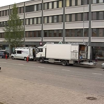 Yleisradion ulkotuotantoautot Kemijärven keskustassa.