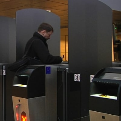 Automaatti suorittaa rajatarkastuksen Helsinki-Vantaan lentoasemalla. 