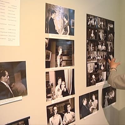 Mies katsoo vanhoja valokuvia näyttelyssä.