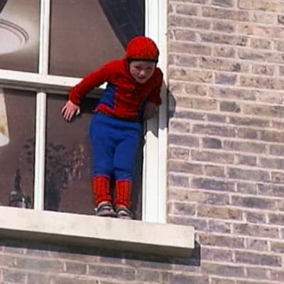 Pikkupoika pukeutuneena Hämähäkkimieheksi