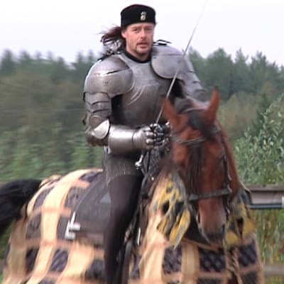 Rohan Tallien Jaakko Nuotio hevosen selässä.