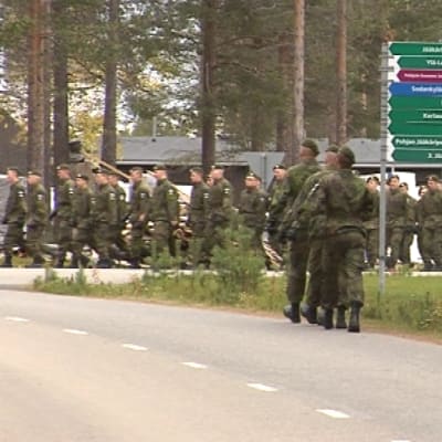 Sodankylän jääkäriprikaatin marssivia sotilaita