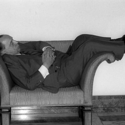 Veikko Vennamo nukkuu eduskunnan käytävän nojatuolissa joulukuussa 1977. Veikko Vennamon 100-vuotisjuhlaa vietetään Savossa 9. kesäkuuta 2013. 