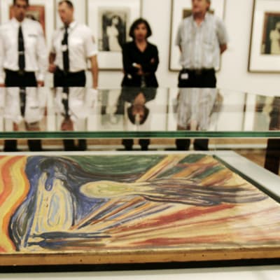 Edward Munchin teos "Huuto" kuvattuna vitriinissä Oslon Munch-museossa 22. elokuuta 2004. 